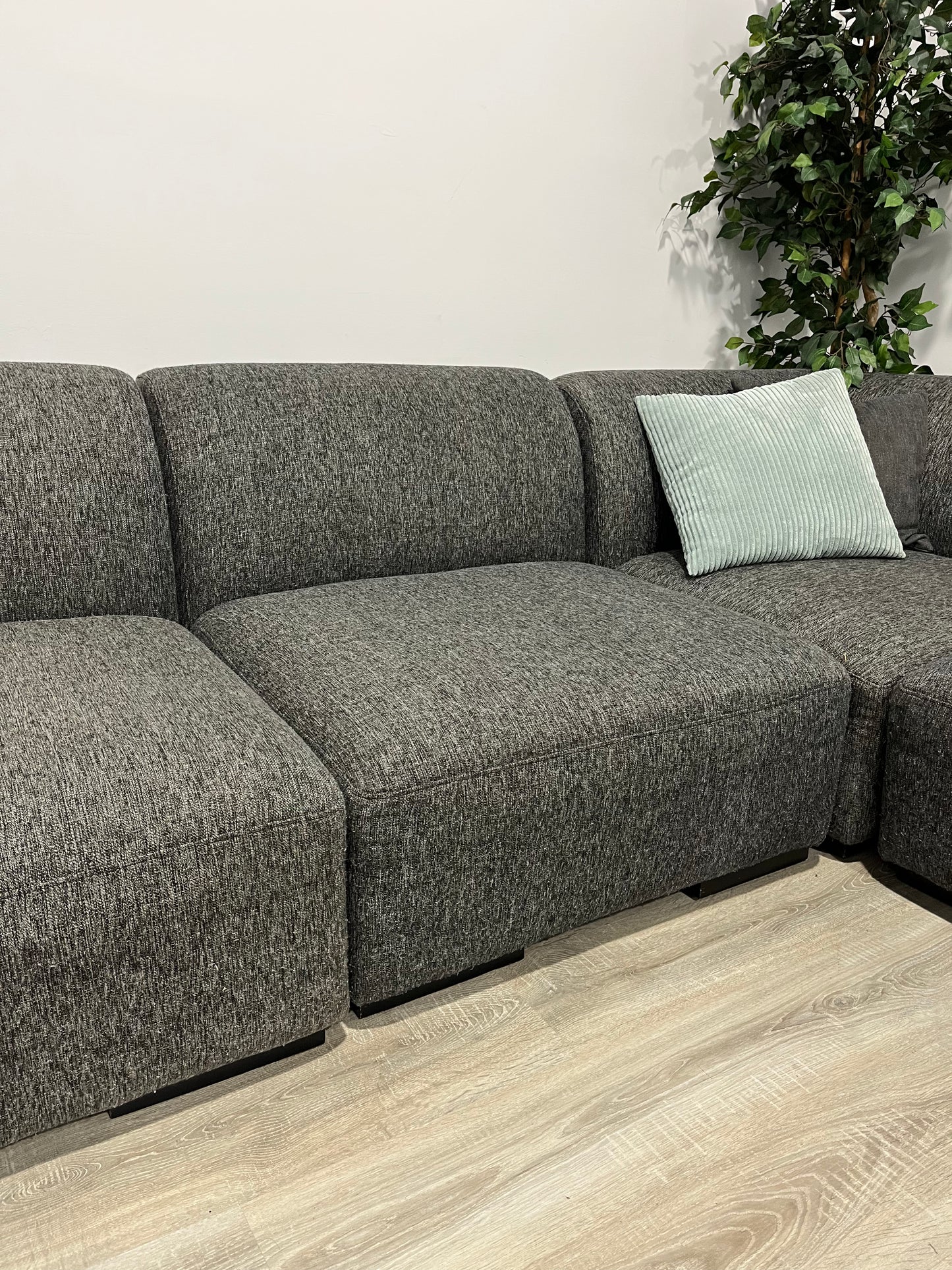 6 Piece Modular Mobilia Sectional Couch