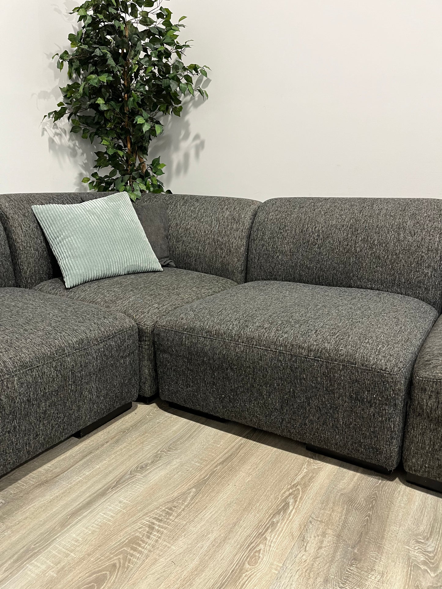 6 Piece Modular Mobilia Sectional Couch